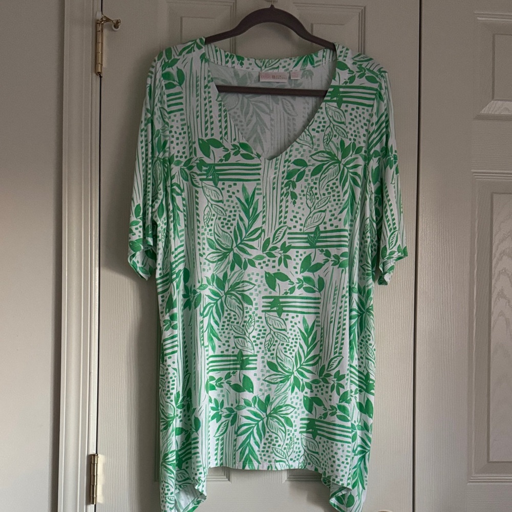 Belle by Kim Gravel Green & White Leaf Print V-Neck Tunic – Size XL